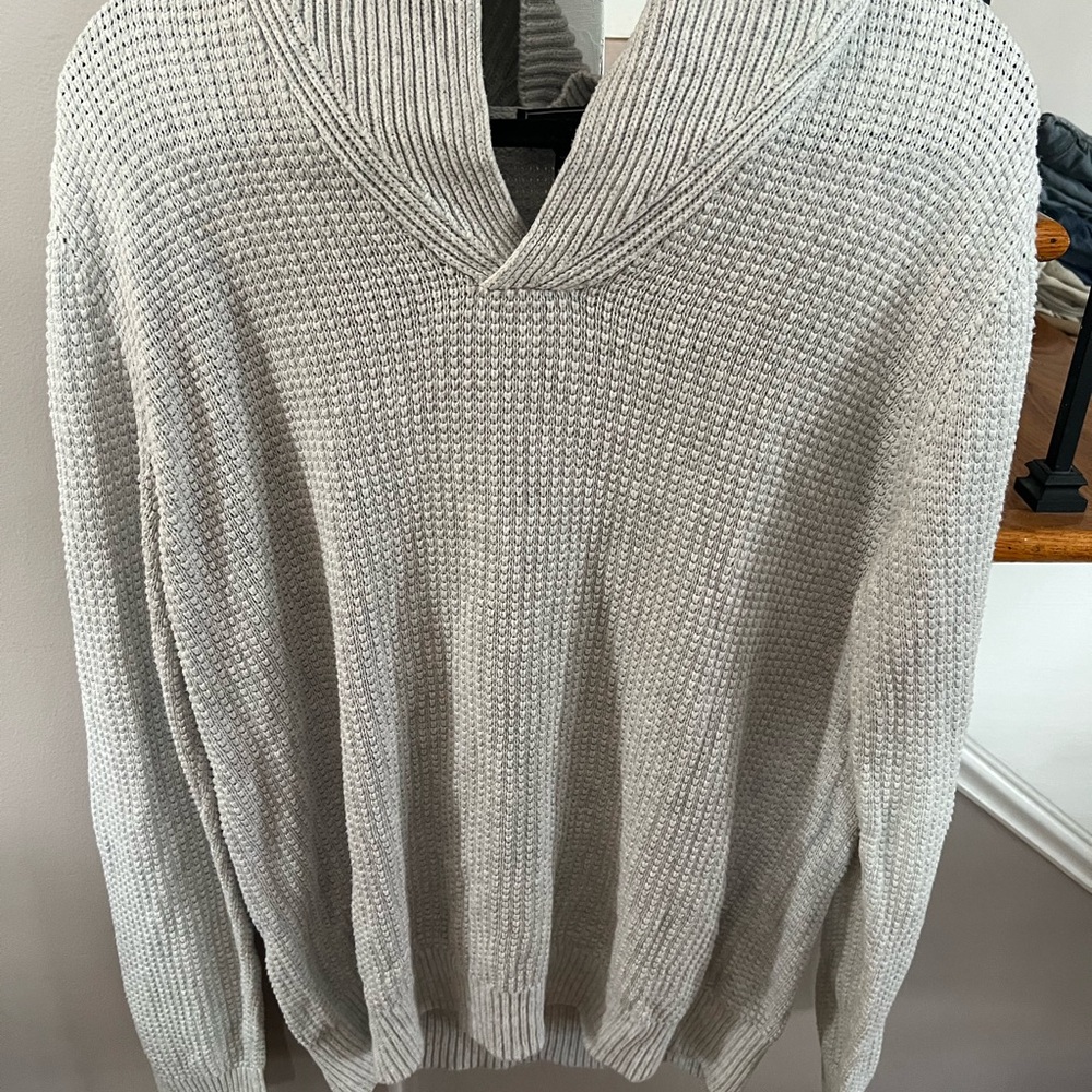 Express Men's Light Gray V-Neck Knit Sweater